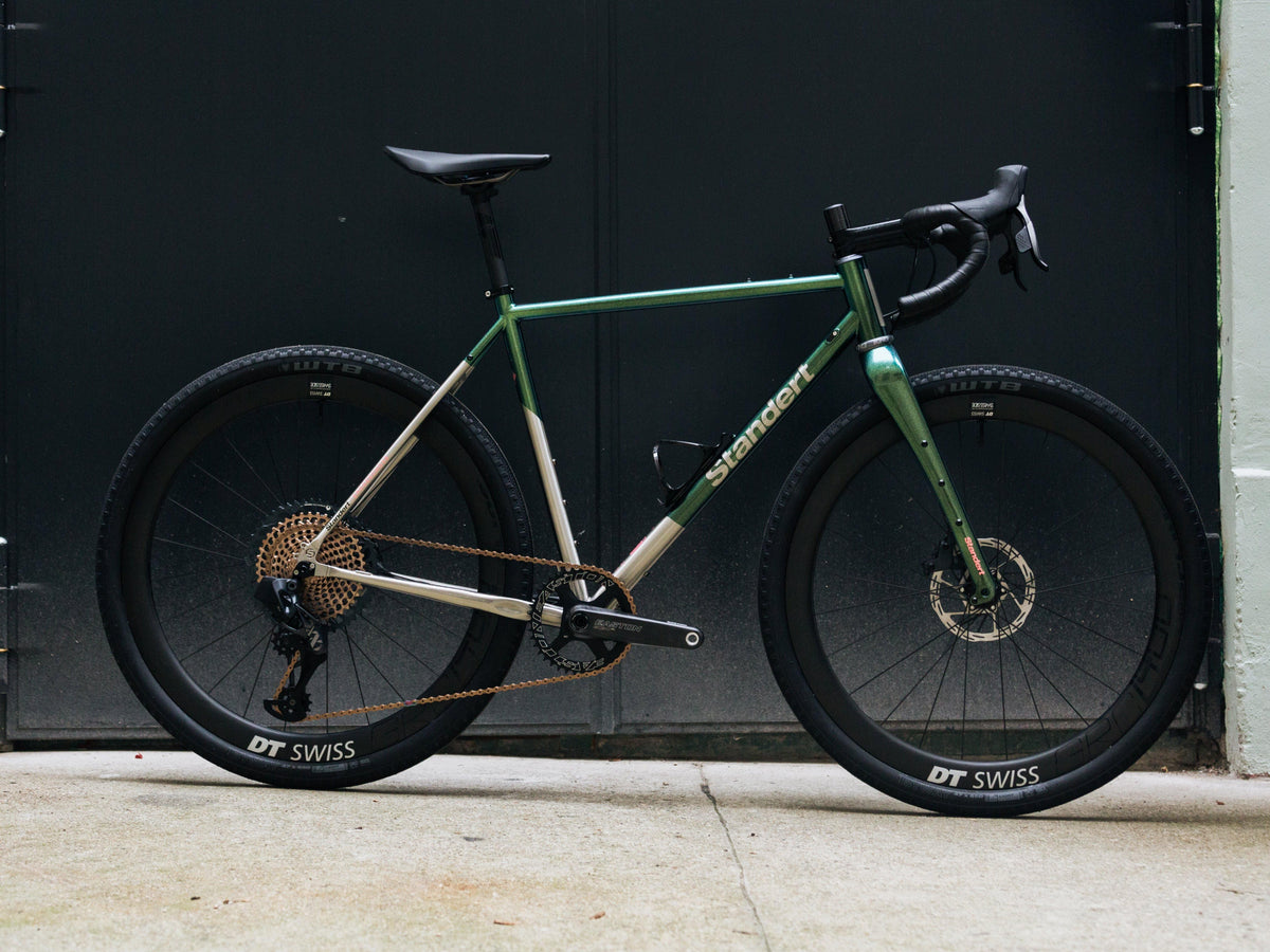 Arundel MANDIBLE Uni Weave Glossy | Carbon Bottle Cage - Standert Bicycles