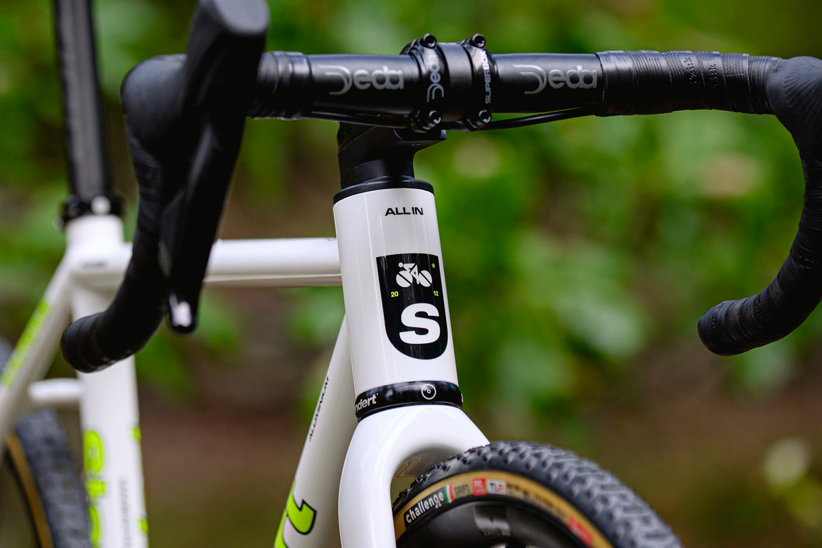 Signature 56mm headtube. Fully integrated cables.